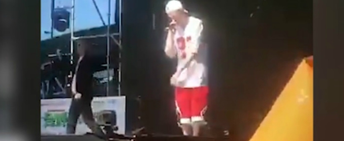 Copertina di Amici, l’incidente hot di Biondo: il fuoriprogramma durante il concerto è imbarazzante. Guarda cosa gli succede