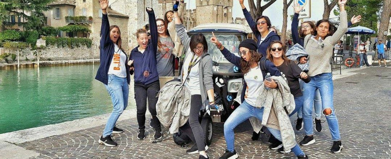 Copertina di “Siamo stati vicini alla morte e ora giriamo l’Italia in Apecar per cercare la bellezza”