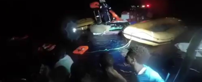 Copertina di Aquarius, i momenti concitati del salvataggio di notte: i soccorritori individuano i migranti grazie alle urla