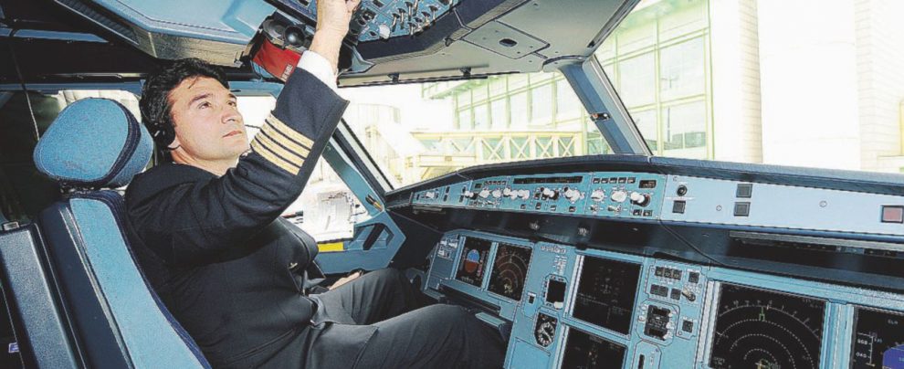 In cabina di comando - Molti piloti stanno lasciando Alitalia per i timori legati al futuro della compagnia - Ansa Alitalia, i vertici esultano. Ma i piloti ora fuggono via