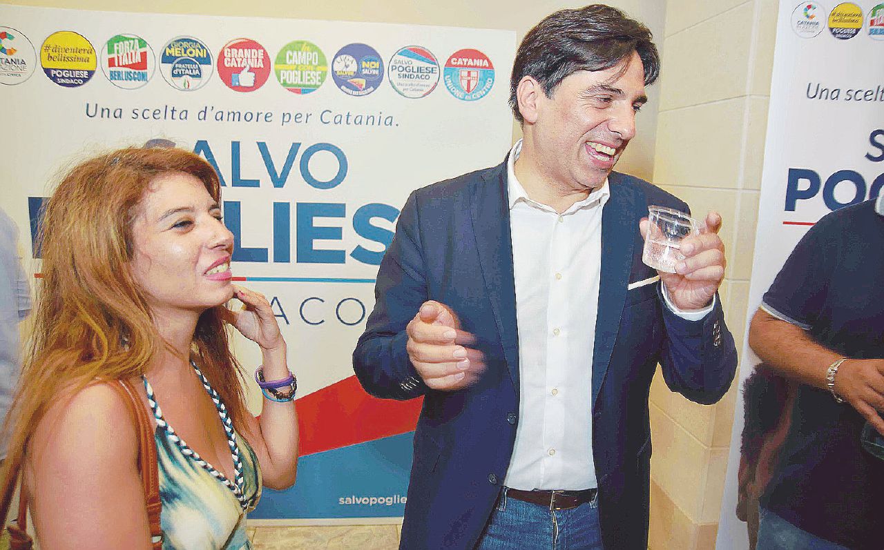 Enzo Bianco addio - Salvo Pogliese festeggia dopo la vittoria alle Comunali di ieri: eletto al primo turno col 52,3% - LaPresse Imputati, incandidabili e cavalli di ritorno: il voto in Sicilia