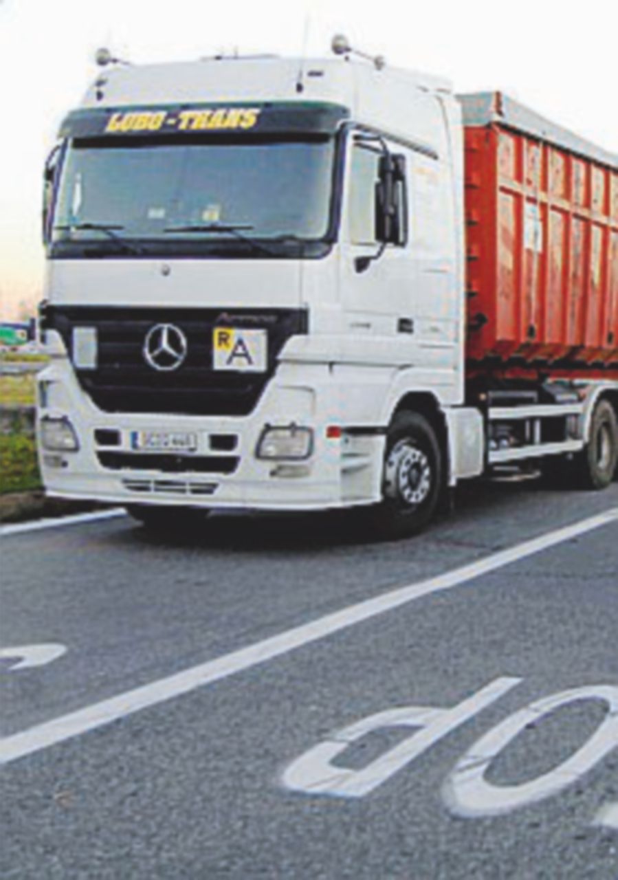 Si aggrappa sotto a un camion, 18enne afghano rischia la vita Si aggrappa sotto a un camion, 18enne afghano rischia la vita