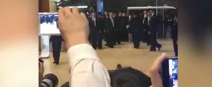 Copertina di Incontro Trump-Kim Jong-un, il leader nordcoreano tra le urla del pubblico a Singapore