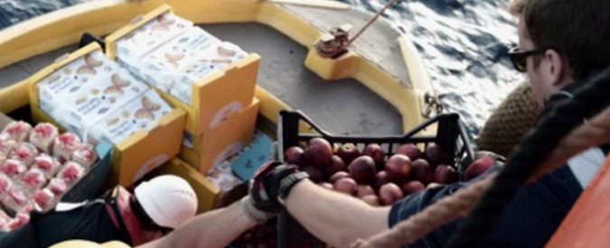 Aquarius, navi militari italiane porteranno in Spagna 400 migranti su 629. Madrid: “Italia rischia responsabilità penali”