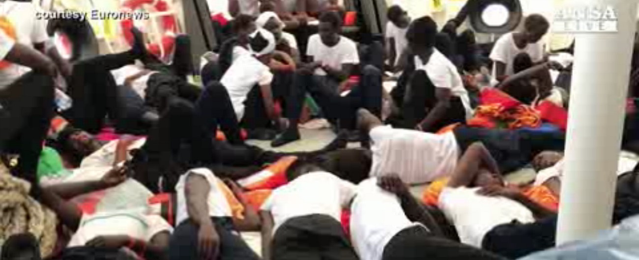 Copertina di Acquarius, sui ponti un tappeto umano. Sos Mediterranee: “Viaggio verso la Spagna non è sicuro”