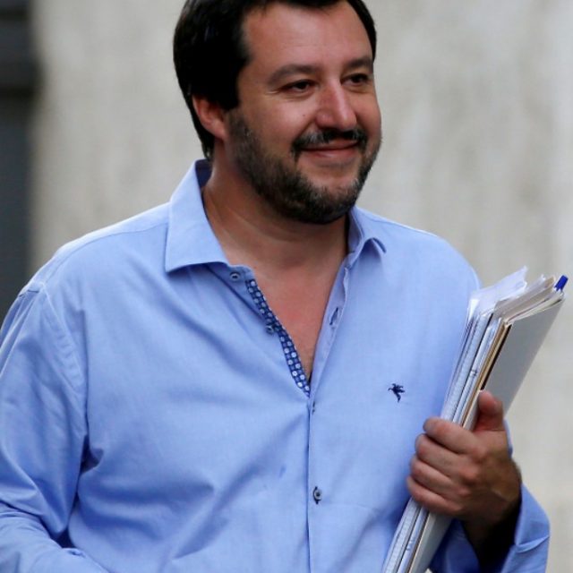 Amici 2018, Matteo Salvini twitta guardando la trasmissione: “Un po’ di relax”. E Maria De Filippi risponde: “Lo trovo geniale nella comunicazione”