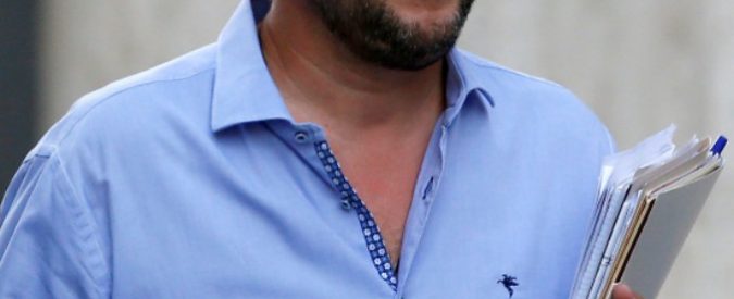 “Fango contro la Lega, ma noi siamo armati”: lo spin doctor di Salvini posta una foto del vicepremier con un mitra. E dice: “Buona Pasqua”