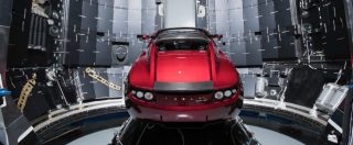 Copertina di Tesla Roadster, l’ultima sparata di Musk: “Propulsori-razzo per volare” – FOTO