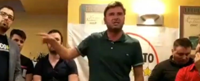 Copertina di Aquarius, Di Battista: “Futuro africani è in Africa”. Poi se la prende con la sinistra: “Perché nessuna indignazione prima?”