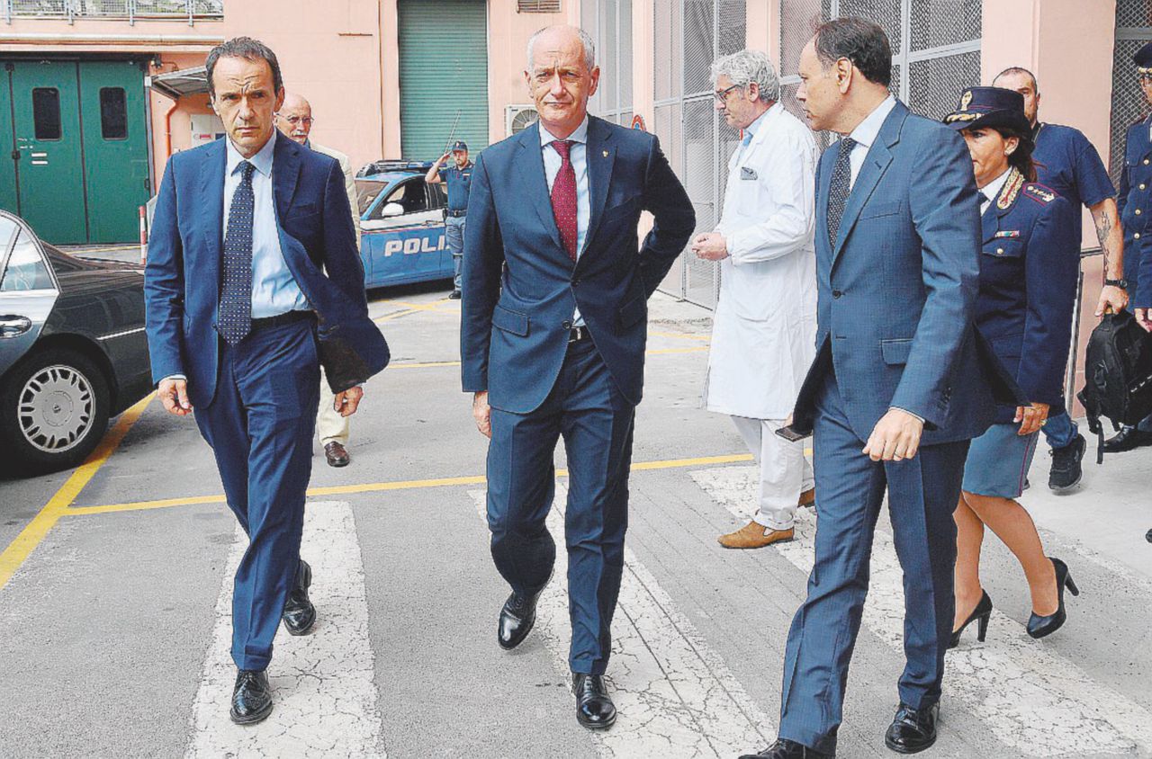 Dal poliziotto ferito - Il questore di Genova Bracco e Franco Gabrielli - Ansa Un agente uccide e Gabrielli dà il taser a tutte le polizie