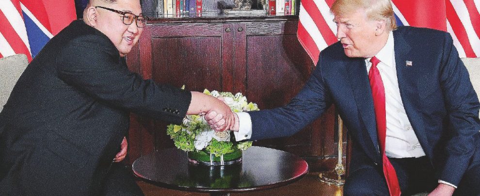 Strette di mano e cetrioli coreani: la pace è uno show Strette di mano e cetrioli coreani: la pace è uno show