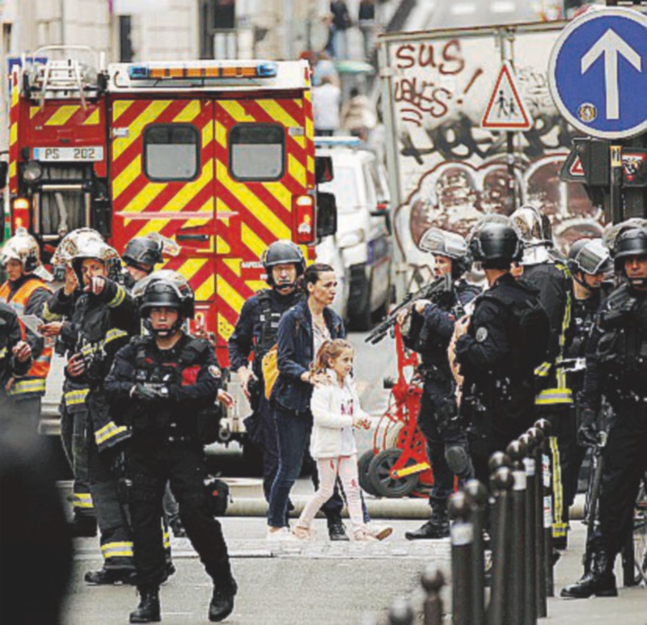 Poliziotti in azione - Ansa Ostaggi e reparti speciali, incubo sotto l’Eiffel anche senza terroristi