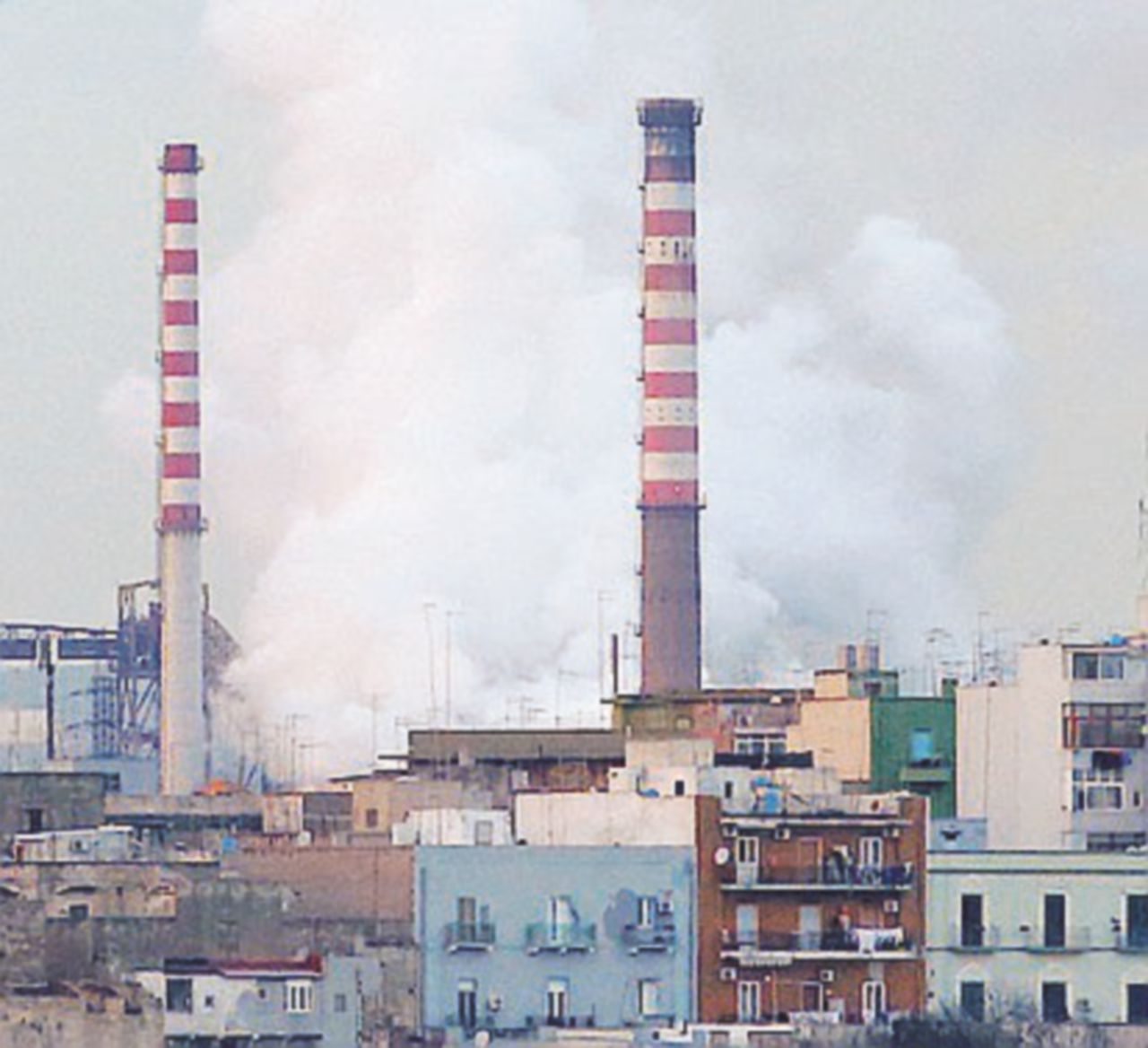 Stabilimento dell’Ilva - LaPresse Amianto e industrie chimiche, allarme tumori: da Gela all’Ilva, 12 mila casi di decessi in 8 anni