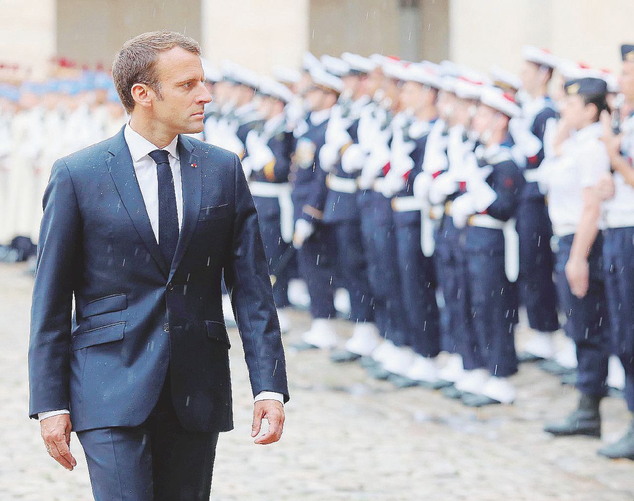 Macron attacca sui rifugiati pensando a banche e Libia Macron attacca sui rifugiati pensando a banche e Libia