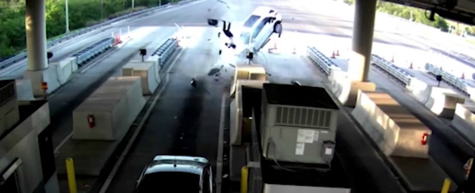 Copertina di L’auto si schianta al casello e il passeggero viene sbalzato fuori: le immagini dell’incidente spaventoso