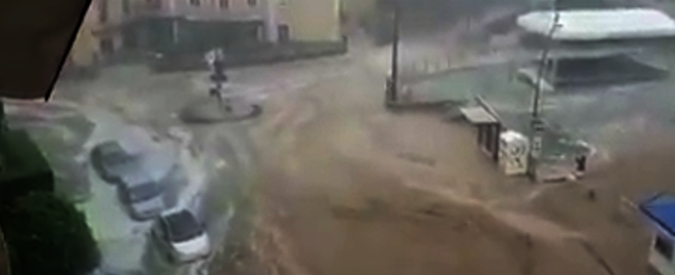 Copertina di Nubifragio nel Torinese, a Rosta auto sommerse dall’acqua e fiumi di fango. Ecco le prime immagini