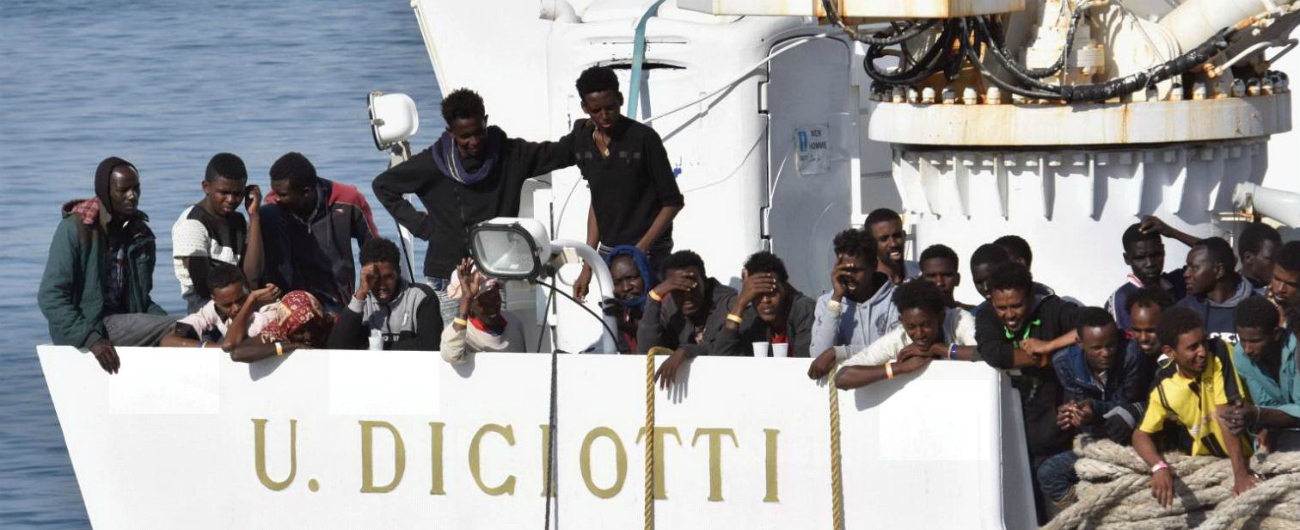 Catania, arrivata al porto la nave Diciotti della Guardia Costiera con 932 migranti