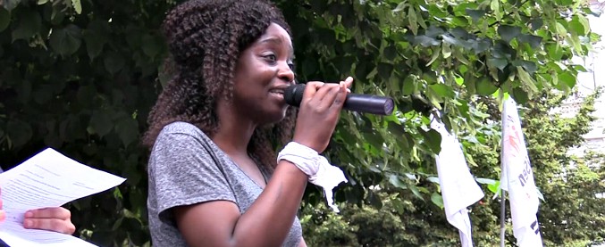 Copertina di Milano, la ragazza si commuove al corteo per i porti aperti: “Devo cambiare il colore della pelle per essere accettata?”