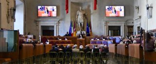 Copertina di Roma, approvata mozione di Fratelli d’Italia con i voti dei Cinque Stelle: “Si intitoli una via a Giorgio Almirante”