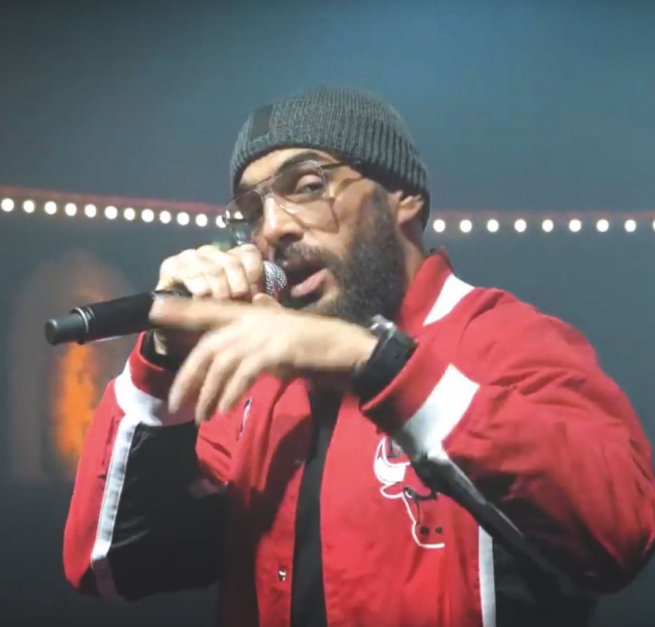 Le rappeur - Médine in un video girato proprio al Bataclan: nel locale il 13 novembre 2015 vi fu l’attacco dei jihadisti: 89 morti “Jihad” al Bataclan, il rapper che spacca in due la Francia