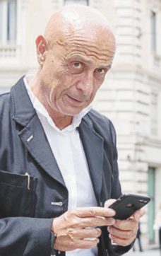 Minniti catechizza il Pd: “Sull’immigrazione possiamo reagire così”