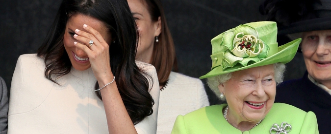 Copertina di Royal Family, chi per prima in auto tra la regina Elisabetta e Meghan? L’imbarazzo della duchessa risolto da “The Queen”