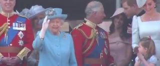 Copertina di Royal Family, la principessa (di 3 anni) Charlotte imita la regina. E Kate scoppia a ridere. Ecco cosa è successo