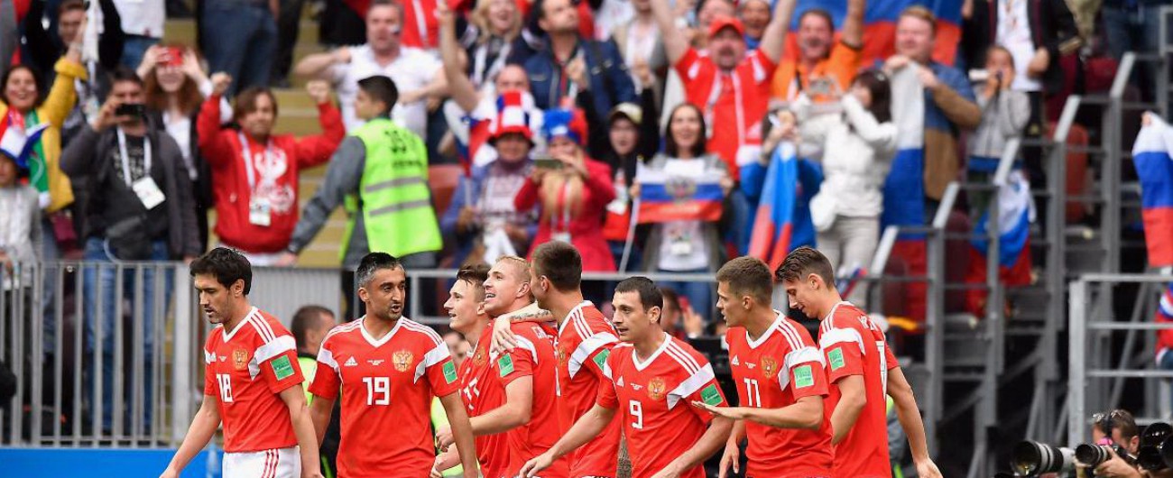 Mondiali 2018, Russia-Arabia Saudita 5-0: la Nazionale gonfia il petto di Putin (che battezza la Coppa parlando in tribuna)