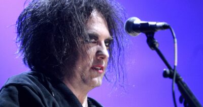 Copertina di Robert Smith, non è più tempo di essere dark