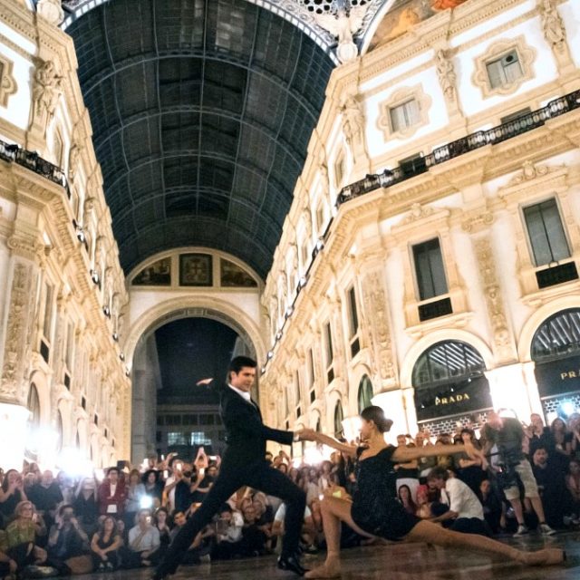 OnDance, il tango di Bolle in galleria a Milano: migliaia di persone radunate fino a tarda notte
