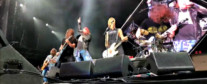 Copertina di Sorpresa al Firenze Rocks: sul palco con i Foo Fighters ci sono i Guns N’ Roses. Fan in delirio per il fuoriprogramma