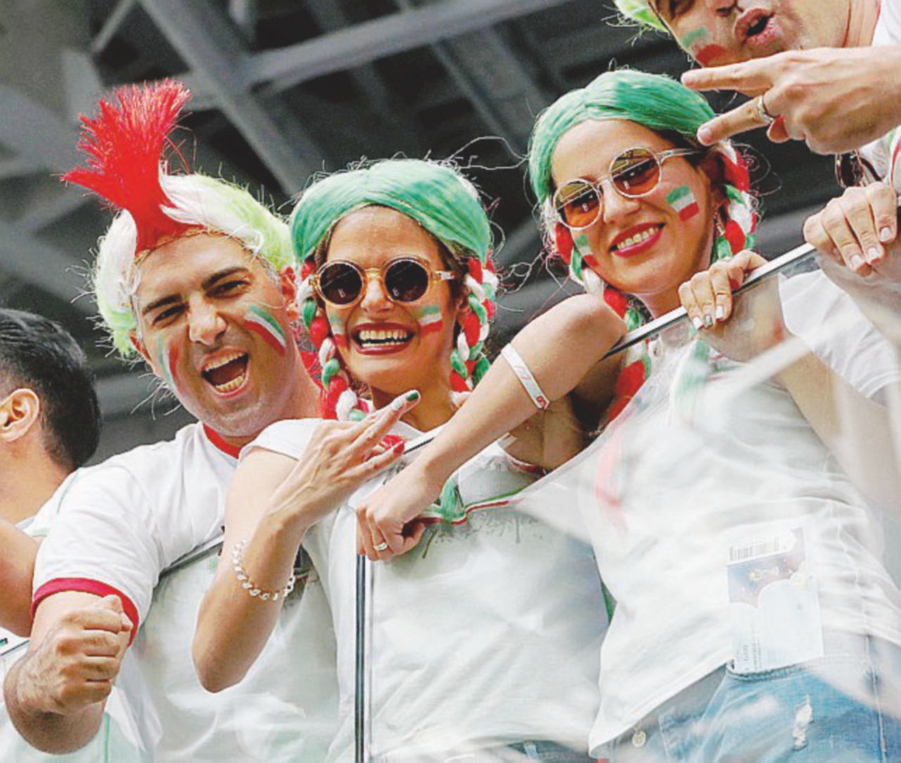 Alé-oó Iran, chi non salta è un ayatollah