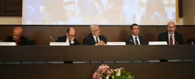 Copertina di Migranti, Crimi: “Chiusura dei porti? Il blocco degli sbarchi è un deterrente per chi si imbarca”