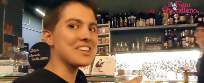 Copertina di Lgbt, il fumettista che racconta il coming out con un libro: “Così ho spiegato ai miei genitori cosa vuol dire essere trans”