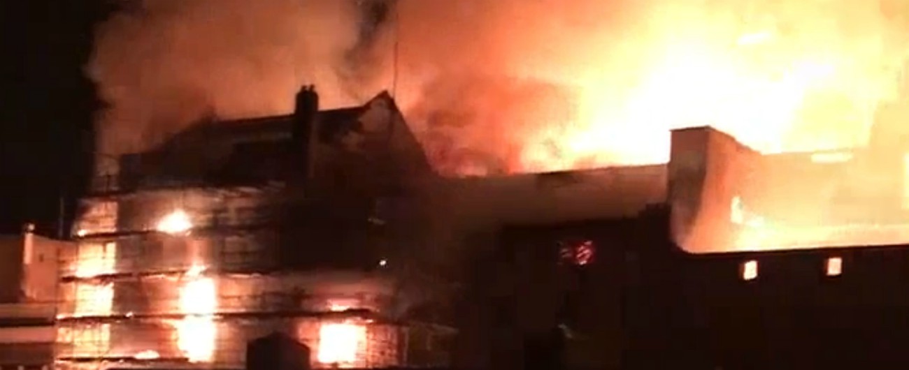Copertina di Glasgow, nuovamente in fiamme l’istituto d’arte di Mackintosh già devastato dalle fiamme nel 2014