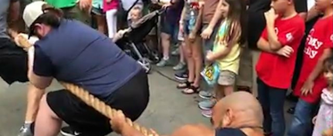 Copertina di Leonessa vs wrestler, il tiro alla fune è bestiale. Chi avrà la meglio tra il felino e i tre energumeni?