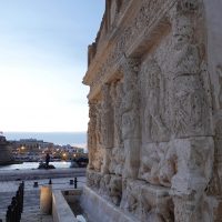 La fontana greca, in “terraferma”, sullo sfondo la città vecchia.