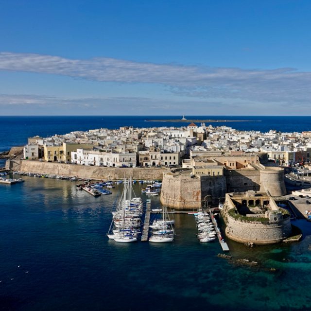 Vacanze: Gallipoli, l’Ibiza salentina tra storia, folklore, antichi fasti. E spiagge fashion