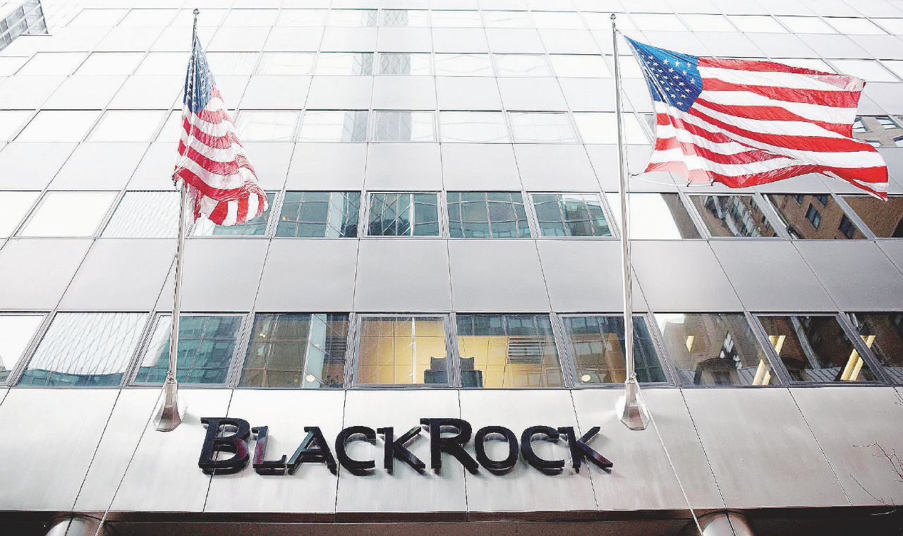 Copertina di BlackRock: viaggi e lusso per “comprare” i consulenti