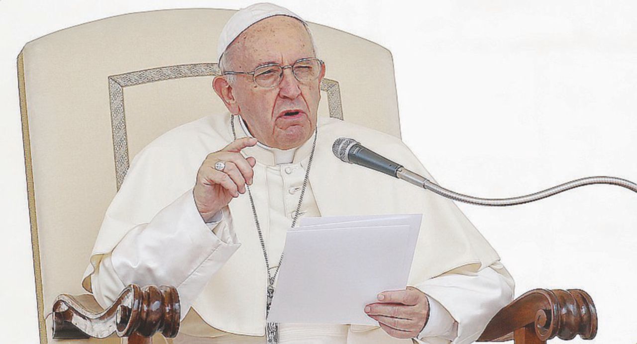 Copertina di “Nazisti coi guanti bianchi”. Bergoglio torna a fare il Papa