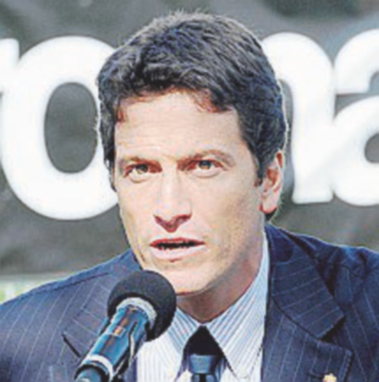 Copertina di Quelle strane dimenticanze dei giornali su Eyu e Pd