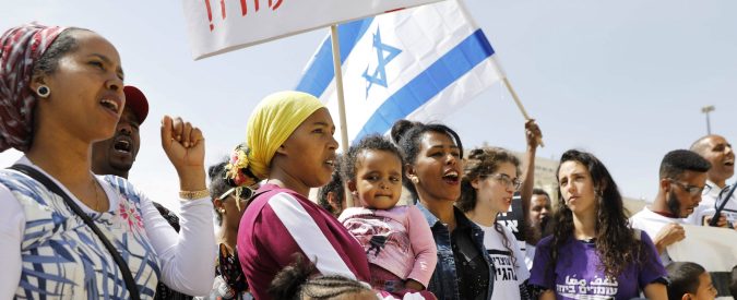 Israele, i richiedenti asilo vengono trasferiti in Uganda con l’inganno