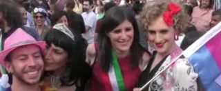 Copertina di Torino, Appendino in corteo al Pride: “Siamo esempio per i diritti e continueremo con le trascrizioni dei matrimoni gay”