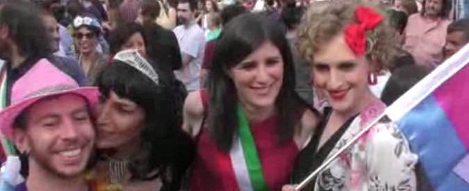 Torino, Appendino in corteo al Pride: “Siamo esempio per i diritti e continueremo con le trascrizioni dei matrimoni gay”