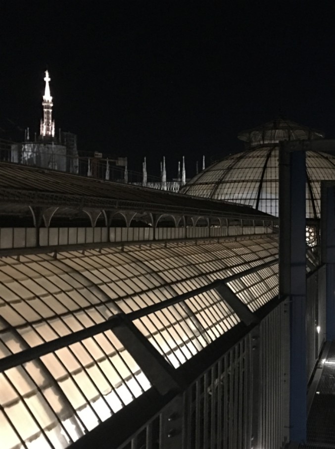 Copertina di Milano, il cinema? Sui tetti della città: tra film cult e vista mozzafiato