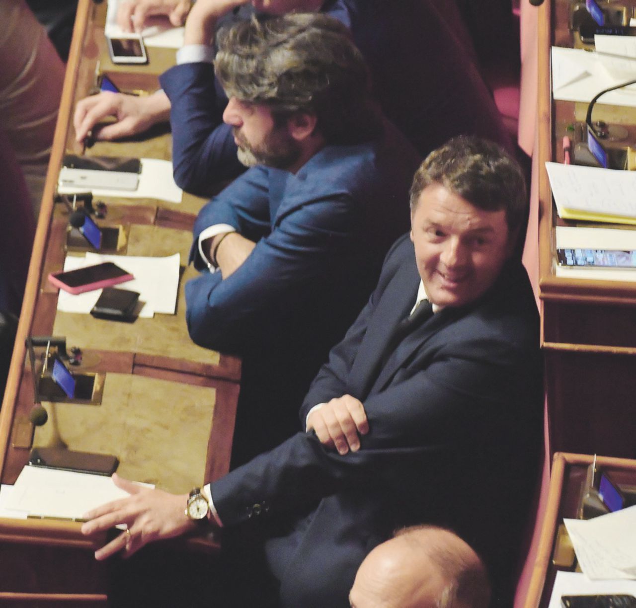 1. - Bullismo d’antan - Renzi colto mentre fa il gesto dell’ombrello al Cambiamento: l’analisi politica del padre padrone del Pd non è mai andata oltre il bullismo Fotoricordo dei dem nell’Anno 1 d.C. (dopo Cambiamento)