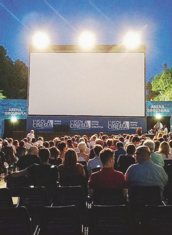 Il grande cinema all’aperto in mezzo al Tevere Il grande cinema all’aperto in mezzo al Tevere