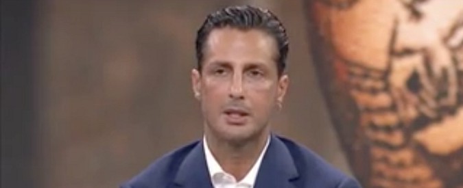 Copertina di Fabrizio Corona parla del momento del suo arresto: “Mi hanno ammanettato davanti a mio figlio. Gliela farò pagare”