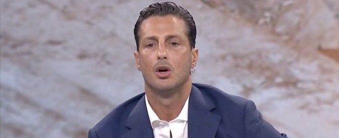 Copertina di Corona contro Don Mazzi: “Parla male di me? Cazzate, si fa pubblicità col mio nome. Ma quando si diventa vecchi…”