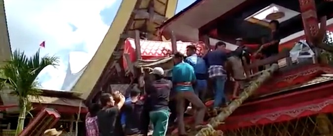 Copertina di La cerimonia funebre si trasforma in tragedia: uomo muore schiacciato dalla bara della mamma